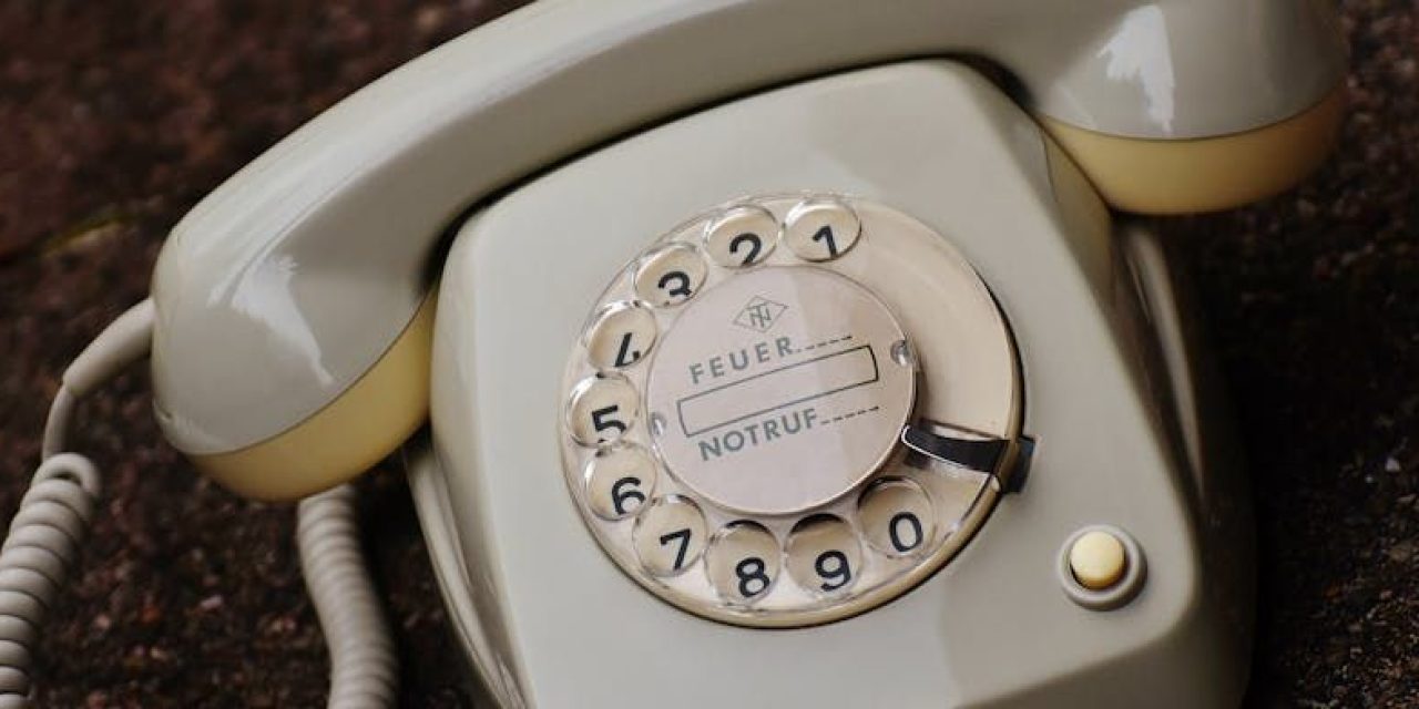 Von analogem Flüstern zu digitalen Gesprächen: Die Evolution der Festnetztelefonie und ihr außergewöhnliches Erbe