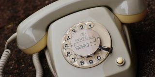 Von analogem Flüstern zu digitalen Gesprächen: Die Evolution der Festnetztelefonie und ihr außergewöhnliches Erbe
